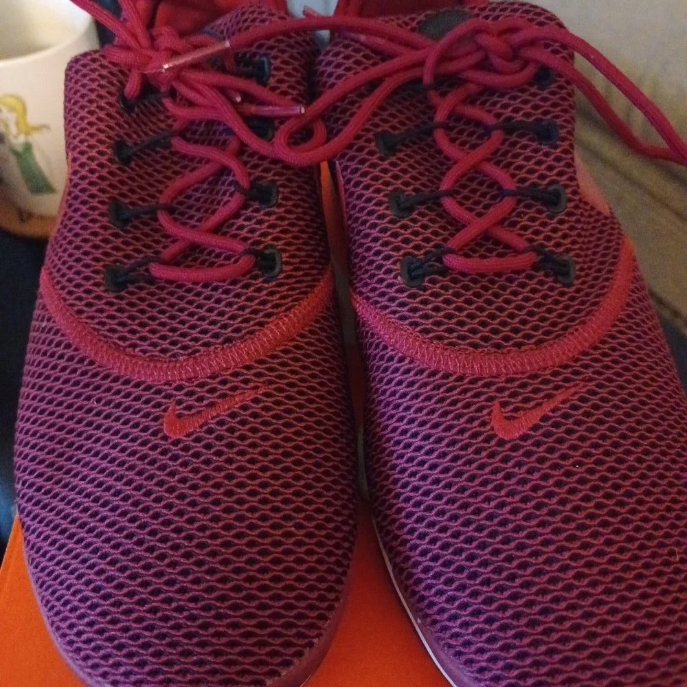 Nike Women's Presto Fly SE, SZ 8, Maroon - Picture 1 of 5